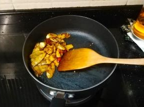 可以根据自己口味试试味道再适当添加调味料，如没问题可关火装盘