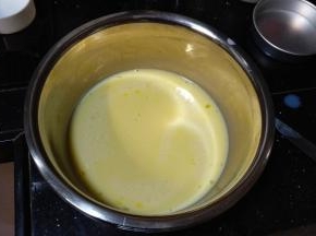 鸡蛋打散加入糖打均匀再加入牛奶搅拌均匀