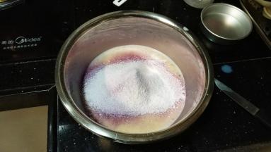 筛入低粉和紫薯粉搅拌均匀