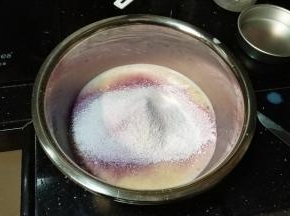 筛入低粉和紫薯粉搅拌均匀