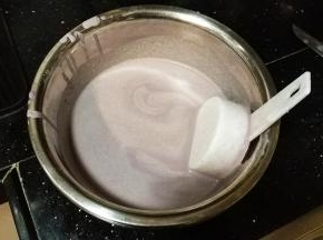 倒入植物油搅拌均匀，将搅好的面糊过筛一、二次