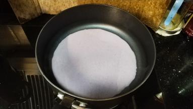不粘锅开小火，倒入适量面糊，勺速转动不粘锅，使面糊均匀平摊好