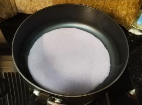 不粘锅开小火，倒入适量面糊，勺速转动不粘锅，使面糊均匀平摊好