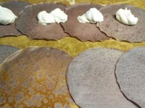 淡奶油加入糖打至七成；饼皮如图重叠