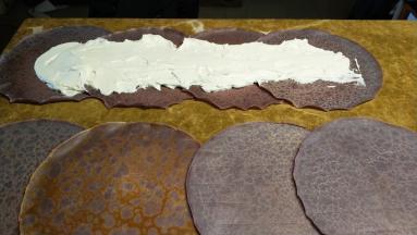 抹上淡奶油，头尾两边不用抹