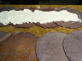 抹上淡奶油，头尾两边不用抹