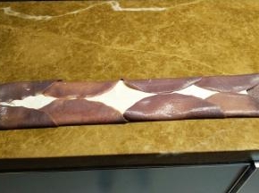 如图：在一头先卷起，两边再叠起