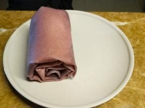 卷好，用保鲜膜包起，放入冰箱冷藏三小时