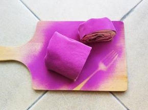 冷藏好后拿出去掉保鲜膜，筛上一层紫薯粉