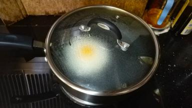 盖上盖子焖至鸡蛋熟透