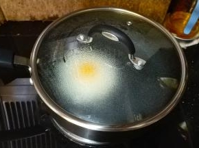 盖上盖子焖至鸡蛋熟透