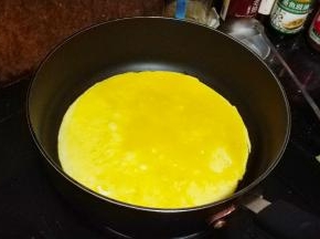 蛋清蛋黄分离；蛋黄搅拌均匀倒入不粘锅里煎成蛋饼
