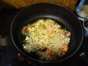 蟹油倒入不粘锅里