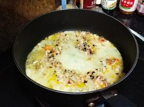 倒入蛋白炒均匀