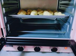 发酵好的面团是原来两倍大，取出刷上蛋液，再次放回烤箱，中层180度上下火烤18-20分钟即可。