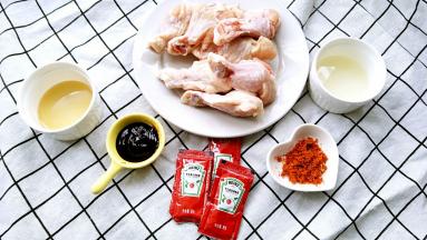 准备好材料，鸡翅根洗净用厨房纸吸干表面水分