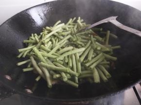 加入豆角翻炒