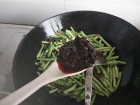 加入豆豉加入盐糖等不断翻炒