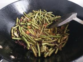 炒饭豆角熟即可