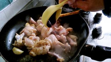 依次加入生抽，老抽，耗油，番茄酱，适量辣椒粉，翻炒均匀