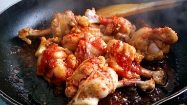 加入米酒或料酒加盖焖煮10分钟左右，中途翻一遍面