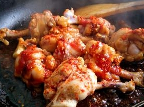 加入米酒或料酒加盖焖煮10分钟左右，中途翻一遍面