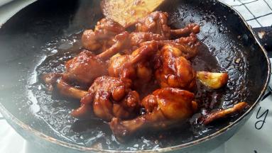 加入蜂蜜大火收汁，待汤汁浓稠包裹住翅根即可装盘