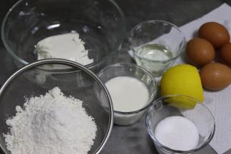 准备好食材。我的鸡蛋大约50克左右的，如果是大号鸡蛋60克以上的，用3个即可。