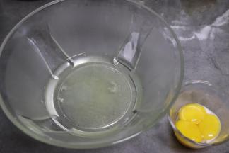 鸡蛋分离到无水无油的盆中，4个蛋清，3个蛋黄。蛋清入冰箱冷藏或冷冻待用。