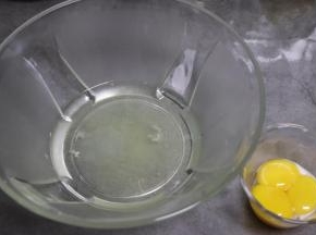 鸡蛋分离到无水无油的盆中，4个蛋清，3个蛋黄。蛋清入冰箱冷藏或冷冻待用。