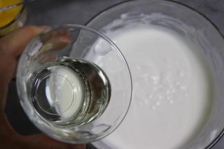 倒入玉米油，搅拌均匀顺滑。