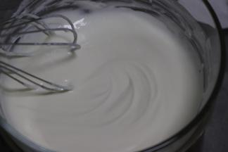 牛奶倒入奶油奶酪中。隔热水，搅拌到顺滑即可。