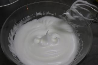 蛋白分三次加入白砂糖，直到可以出现尖角，大约9分发。