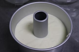 倒入模具，大约模具6分满的量。压住烟囱，轻轻震掉大气泡。记得提前要145度预热烤箱.