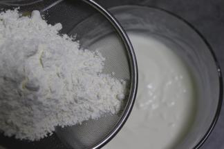 筛入低筋面粉，用打蛋器划Z字搅拌无干粉。