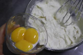 加入蛋黄。