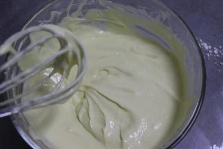 同样Z字划拌到细腻顺滑的蛋黄糊。