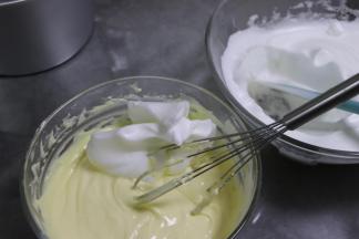 取一部分蛋白混入到蛋黄糊中，翻拌均匀。