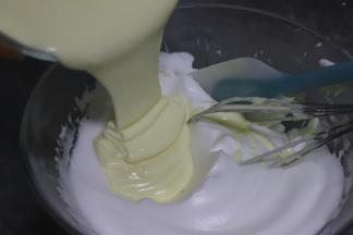 再倒入到蛋白盆中，继续翻拌均匀，可以用手动打蛋器翻拌，手法要轻。