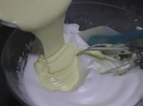 再倒入到蛋白盆中，继续翻拌均匀，可以用手动打蛋器翻拌，手法要轻。