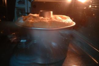 145度50分钟。（温度仅供参考）蛋糕膨胀到一定程度，会回落，回落后大约2分钟左右，蛋糕就熟了，或者，闻到香味，再烤8分钟左右，一般都会熟。