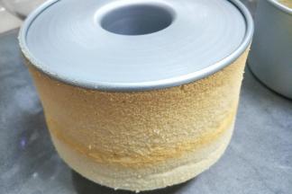 彻底凉透后，就可以用手轻轻摁压蛋糕周边脱模了。