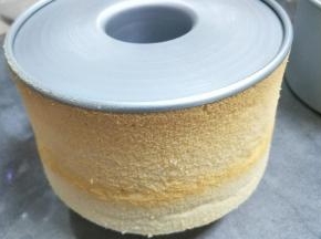 彻底凉透后，就可以用手轻轻摁压蛋糕周边脱模了。