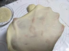 材料除了黄油和盐外，放到厨师机揉面到出现大片的膜，加入盐和黄油，揉到可以出比较结实的薄膜。