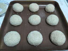 所有的面团都这样操作，摆入烤盘。