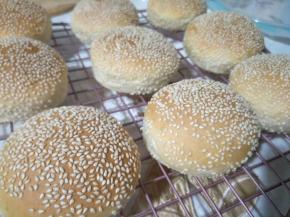 出炉后，脱模，移到烤网上放凉。