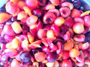 柠檬洗净、去核、切成喜欢的大小的块。