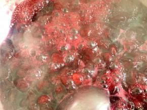 中途撇去浮沫，熬至合适的黏稠度