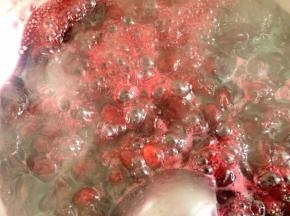 中途撇去浮沫，熬至合适的黏稠度