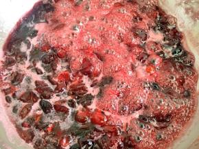 准备一口干净的锅，大火熬开后转中小火熬